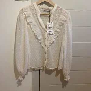 Blus med volanger  - En jättefin oanvänd blus ifrån zara!