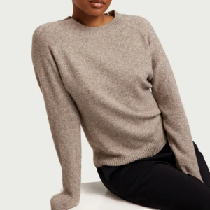 Stickad tröja  - Super fin stickad tröja från Vero Moda, lite nopprig annars bra skick! Lånade bilder 💗 köptes för 299