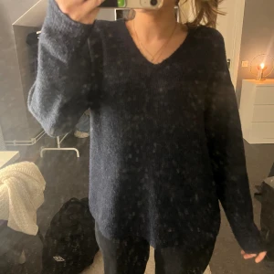 Stickad v-ringad tröja  - Hej💕Nu säljer jag min snygga stickade tröja som jag inte får så mycket användning av. Den är i bra skick och endast använd ett par gånger. 💕
