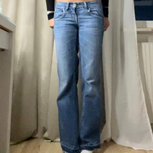 Super snygga Lågmidjade jeans i en ljusblå färg. Jeansen är lite för korta för mig som är 160cm. Midjemått:36cm ytterben: 92cm innreben: 72