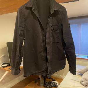 Säljer nu min ston island overshirt då ja inte använder den  Skick 6,5/10