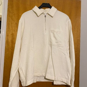 Vit Arket halfzip - Riktigt schysst tröja från Arket endast använd en gång. Storlek M. 
