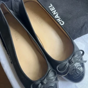 Chanel ballerina skor - Säljer nu mina ballet flats från chanel. Klassiska svarta i storlek 39. Super fina och knappt använda, sulan är i bra skick! Kommer med en dustbag. 