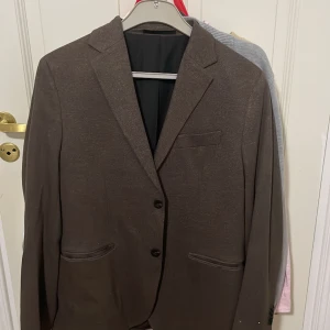 mango kavaj - oanvänd mango kavaj, lapparna borta men oanvänd, perfekt skick, köpt för 1299. storlek M (48)