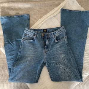 Blåa boot cut jeans från Lee. Mellanhög midja. Ljusare blå färg. Så fina till våren! Stl W26 L31. Jättebra skick!💙💙
