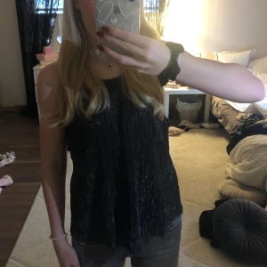 Glittrig topp - Glittrig topp från hm i storlek 36. Bra skick.