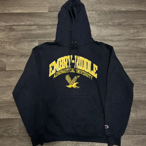 Champion Embry Riddle UNI Hoodie - Snygg champion Hoodie i storlek S!  Bara att skriva om du undrar över något🙏