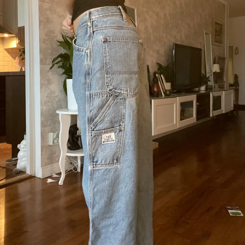 Lee/weekday jeans jätte fina. Lite slitningar längst ner då de är lite långa för mig som är 170. Säljs inte längre. W: 28 L:33. Jeans & Byxor.