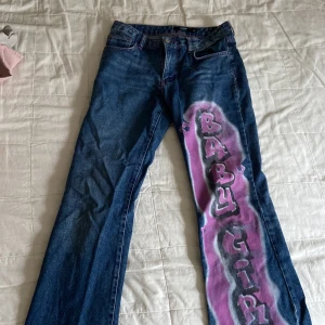 Lågmidjade jeans - Storlek w 25 skulle tippa på s/xs. Bra skick, trycker har börjat suddas ut. Passar mig bra i längden som är 175 cm går ner till marken. Lågmidjade. Om jag minns rätt betalde jag runt 1000kr för dem.
