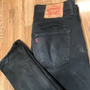 Svarta jeans i nyskick från Levi’s. Strlk W30 L30. Nypris 1300kr💸🍾💴. Skriv vid funderingar!💪⚡️🎉