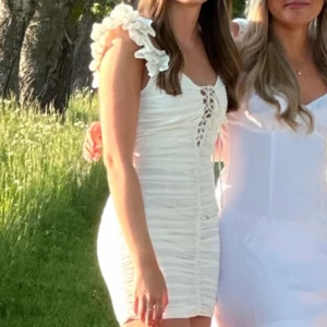 Vit klänning Zara - Superfin klänning från Zara 🤍 Perfekt studentklänning! Endast använd en gång, strl XS  Var lite tajt på mig eftersom den inte är så stretchig, brukar vanligtvis ha S i klänningar 🌸