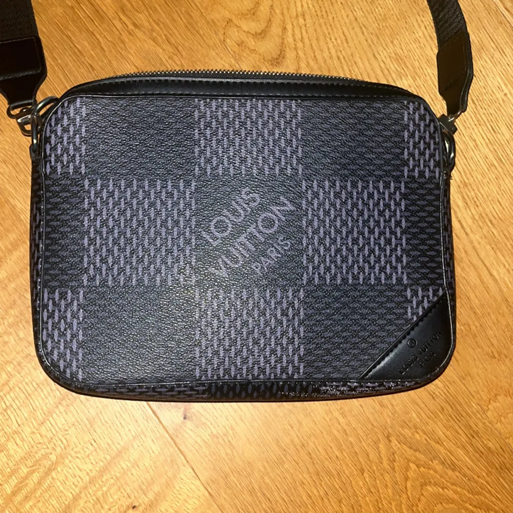Louis Vuitton Messenger Mag som är sparsamt använd. Går att ta av det olika delarna för att göra det till en ”annan” väska.. Accessoarer.