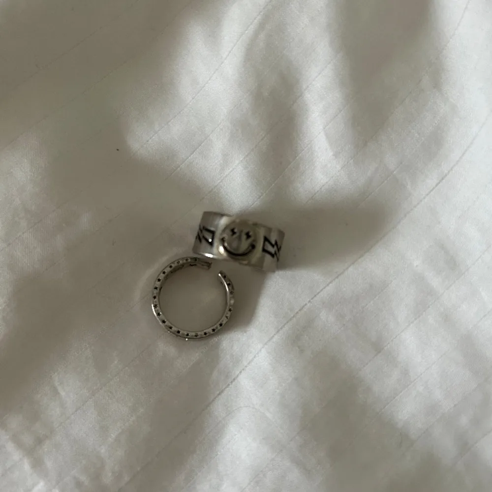 Säljer dessa två ringar i silver. Skriv för fler bilder! Ringarna är Justerbara dessutom. Säljer ringarna för 80 kr/st. Pris kan diskuteras . Accessoarer.