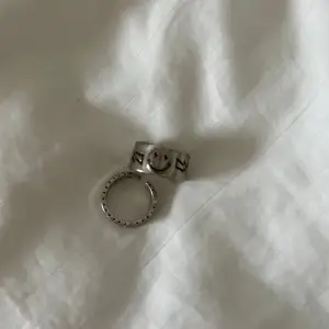 Säljer dessa två ringar i silver. Skriv för fler bilder! Ringarna är Justerbara dessutom. Säljer ringarna för 80 kr/st. Pris kan diskuteras 