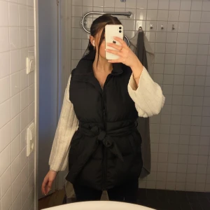 Dunväst från Lindex - Säljer en svart dunväst från Lindex då den inte kommer till användning, köptes i oktober och är använd några få gånger men är i perfekt skick 🩷