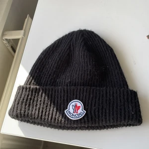 Mössa  - Moncler mössa sitter fint på