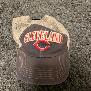 Cleveland Keps - Cleveland keps. Gott skick, går att byta till vissa storlekar då den är lite trasig där bak, skriv dm för bild och info!