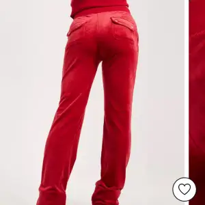 Säljer ett par röda juicy byxor i storlek S, väldigt bra skick!!