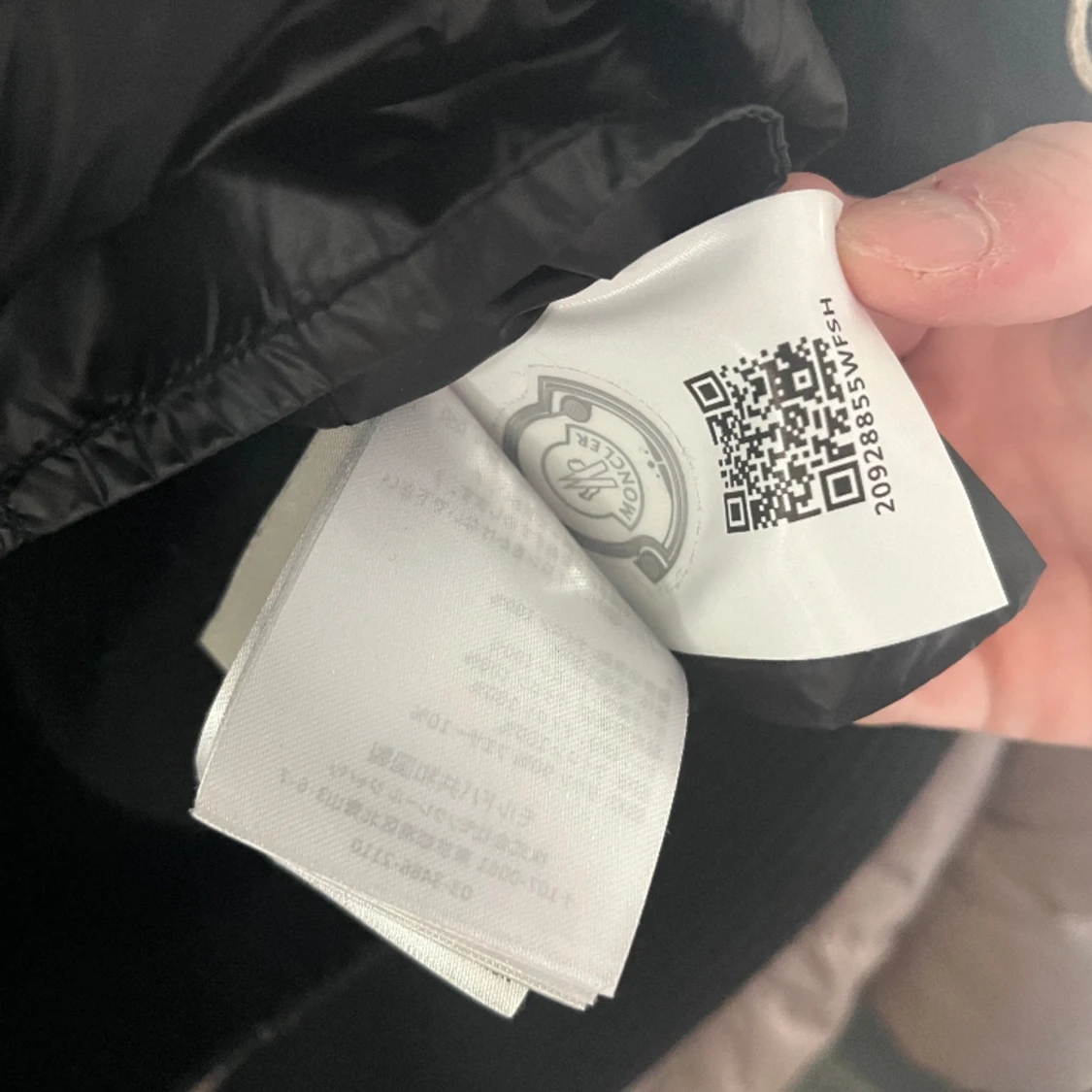 Tjena säljer nu min moncler cardigan, säljs pågrund av att ja tycker inte riktigt att det är min stil av jacka , bättre att ja säljer iväg den till nån som vill ha den.  Hör gärna av er till mig om ni har några frågor 😃 - 91