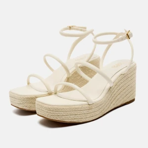 Kilklackar  - Klackar från zara, slutsålda på hemsidan. Säljer då jag inte hann retunera. Passar mig som har 39/40 i vanliga fall. Fullpris 499kr