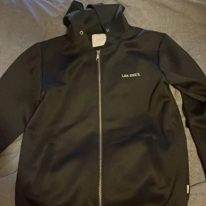 Les deux zip hoodie - Helt ny aldrig använd. Skcik 10/10. Säljes pga ingen användning. Priset är ej hugget i sten vid snabb affär. Hör av dig vid frågor