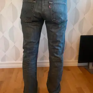 Vintage Levis jeans. Mörkblå😊 Mått:  Midja: 39cm Innerben: 79cm Ytterben: 103cm 💘