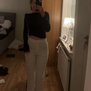 Zara kostymbyxa  - Zara kostymbyxa. Bra skick är dock uppsydda till en innerbenslängd motsvarande 70,5 cm.  