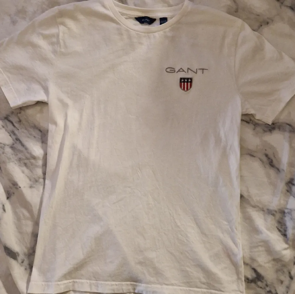 En vit gant t-shirt, storlek 158/164 eller 13-14 år. Är i väldigt bra skick.. T-shirts.