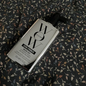 WOW hårserum använd 3 gånger.  - Jag har använt de 2 gånger och min kompis 1 g:) funkar inte för mitt lockiga hår men min vän verkligen älskade det. Mer än halva kvar! Hör av er vid mer info 