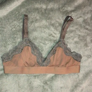 BH-topp - BH-topp i olovgrönt/Khaki med fina spetsar Endast provad   XL 