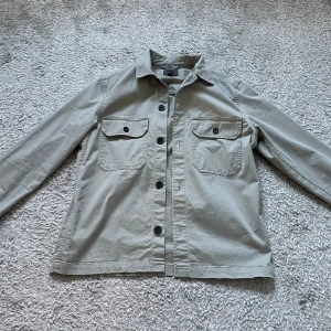 Overshrit - Hej, nu säljer jag min overshirt från HM. Den är knappt använd eftersom att jag växte ur den snabbt. Den är perfekt nu inför våren och sommaren. Om du har några funderingar, tveka inte på att höra av dig! 