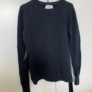 Stickad tröja  - Så fin stickad tröja från Daisy Grace. Fint knyt i ryggen. Mjuk och bekväm! Sparsamt använd, som ny! 