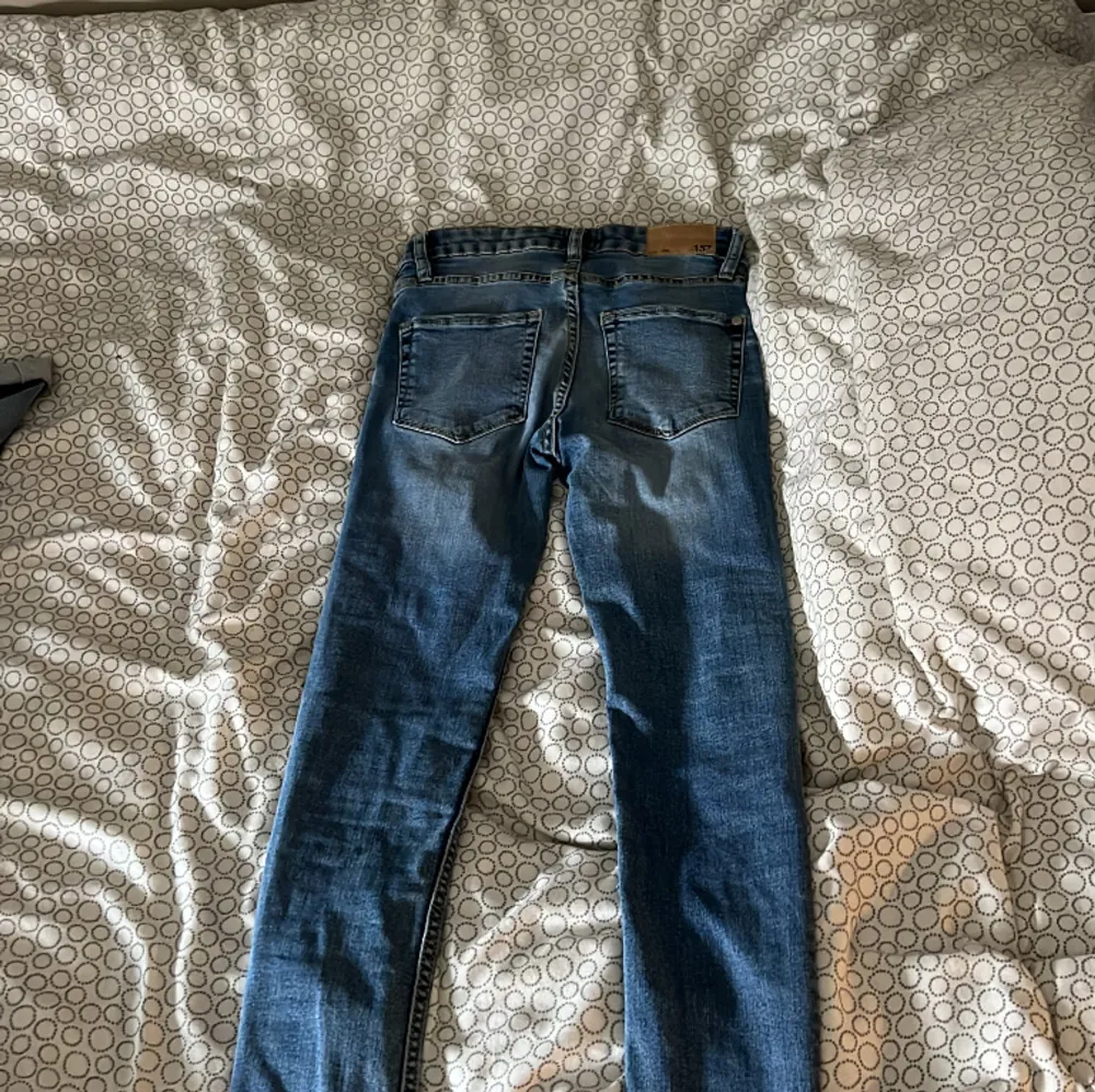 jätte fina jeans använt typ två gånger då jag gått ner lite i vikt . Jeans & Byxor.