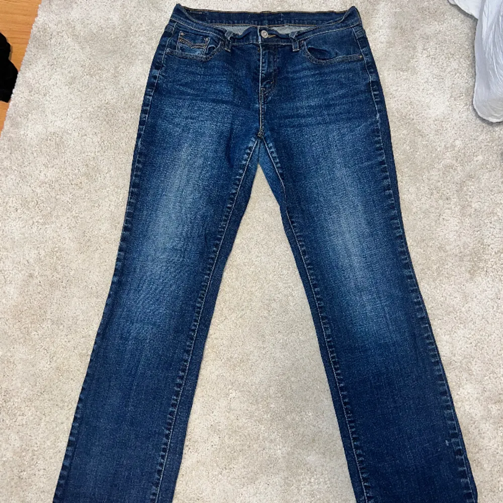 mid waist vintage jeans med sjuk coola fickor som inte använd så mycket längre. Ganska raka i passformen, osäker på storleken men runt 36/38. Jeans & Byxor.