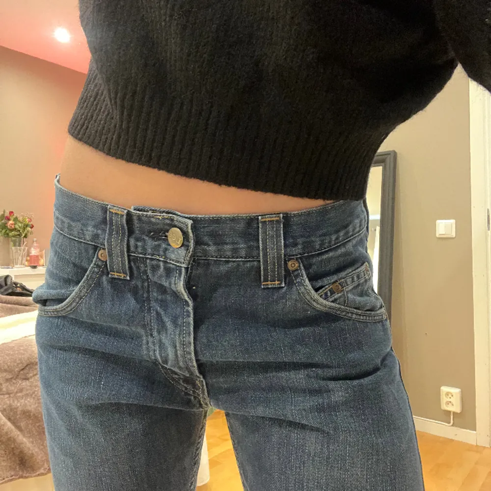 Säljer dessa straight jeans från Lee, byxan heter ”ZED”, storlek 30/32. Innebenslängd 82. Skriv vid frågor💓🫶. Jeans & Byxor.