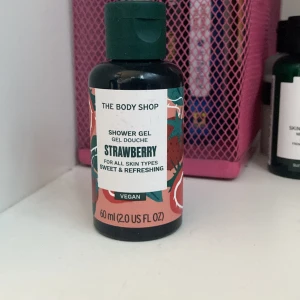 Body shop shower gel strawberry - Luktar jätte gott, aldrig använt, jordgubbs lukt alla typer av skin