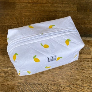 Necessär med citrontryck - Handgjort necessär. Säljer via lilibymoa men då jag ska flytta vill jag bli av med det jag ej vill sälja för fullt pris. Inget fel på necessären förutom en lite sne sömm.  L 20 W 12 H 10  Perfekta storleken på necessär