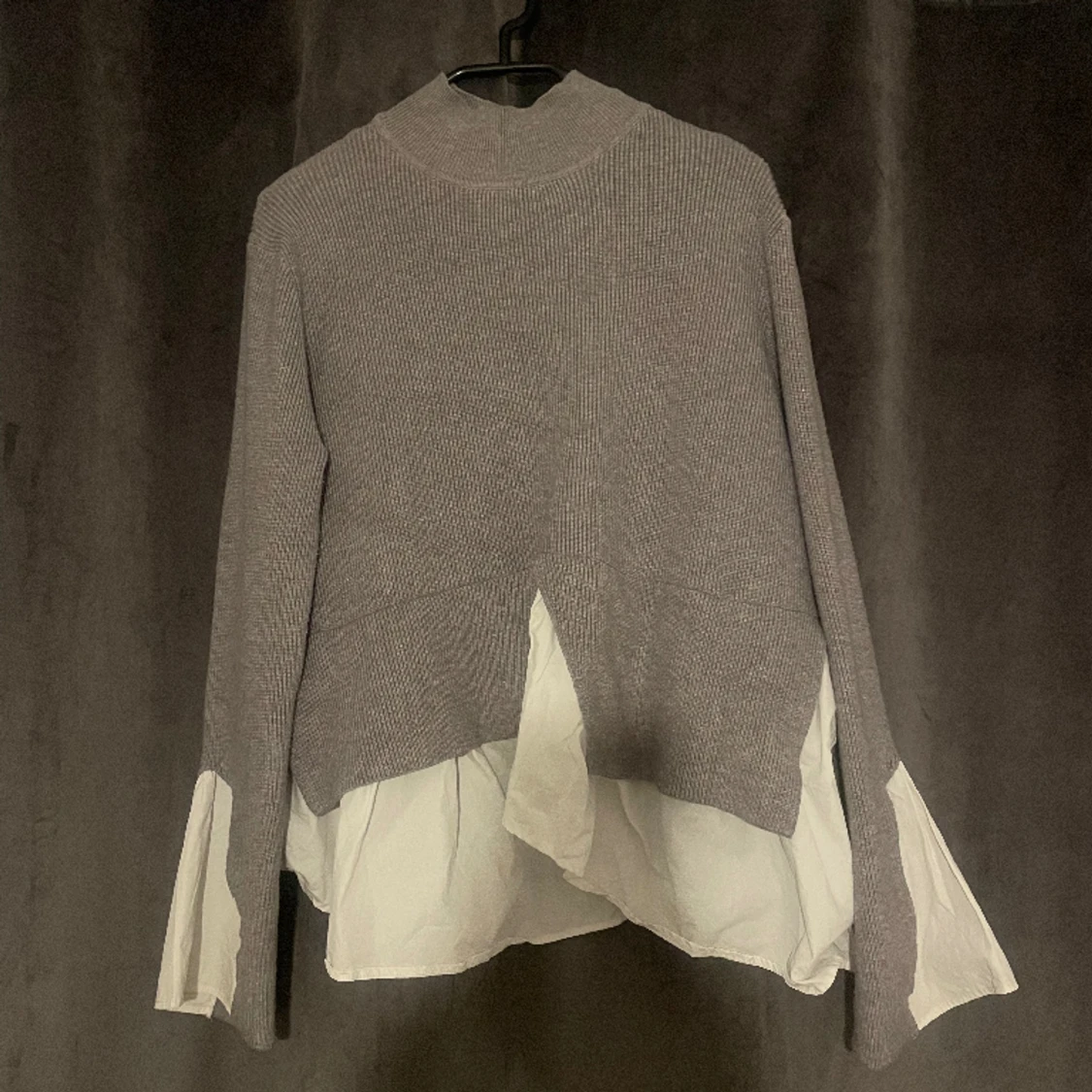 Sticka tröja med en skjorta under