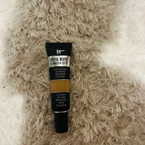 It cosmetics concealer  - It cosmetics. Köpte två men färgen passade mig inte. Oanvänd! Nypris 335kr. Pris kan diskuteras 