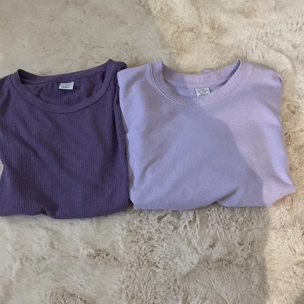 2 stycken jätte fina t-shirts i lila färg. Köps i par för 100kr eller 60 kr styck. . T-shirts.
