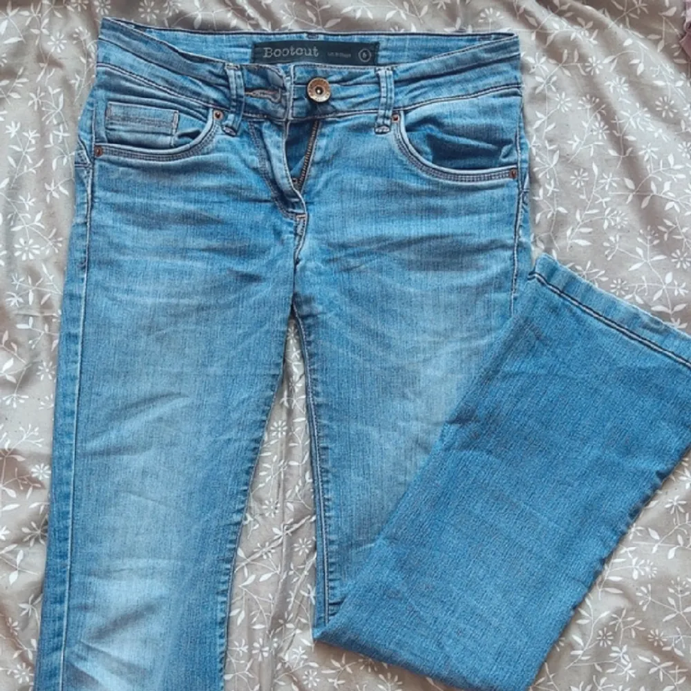 Superfina lågmidjade jeans som tyvär var för små för mig. Midjemått tvärs över 35cm innerbenslängd 73cm!!. Jeans & Byxor.