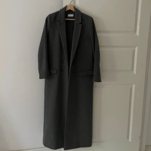 Mörkgrå kappa - Sjukt snygg mörkgrå kappa från weekday som passar perfekt till vintern💕Knappt använd och i superskick. 