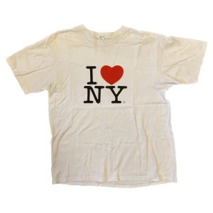 I love ny T-shirt  - Snygg oversized i love ny T-shirt. Lite nopprig men inget man tänker på. 