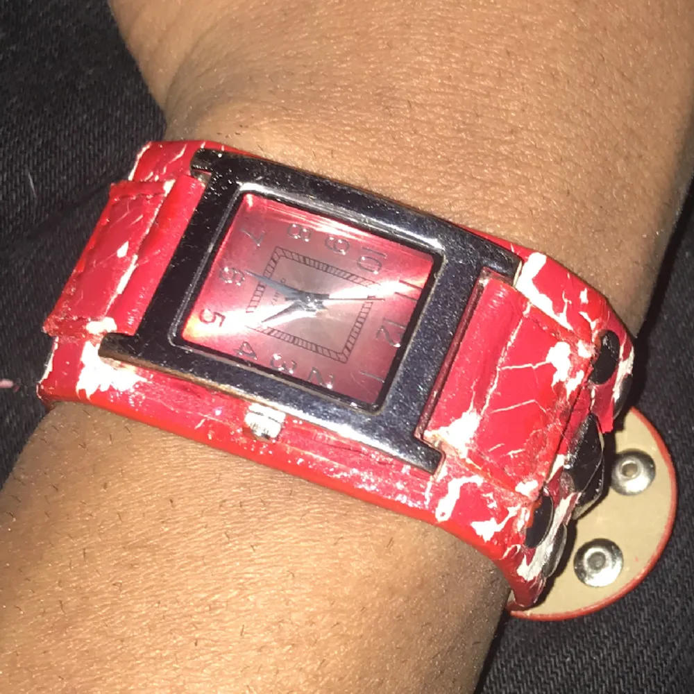 En röd Studed klocka ♥️♥️♥️Priset gör att diskutera 💴💴💴Ställ gärna frågor 💯💯💯. Accessoarer.