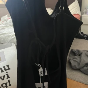 Klänning  - Lång klänning, oanvänd med öppen rygg  lappen är kvar ! 