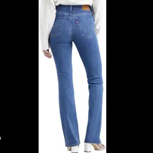 Säljer ett par jeans från Levis i en stretchig skön passform. Bootcut modell med lowwaist/midwaist. Väldigt fint skick i storlek 27 men passar även nån storlek mindre💗