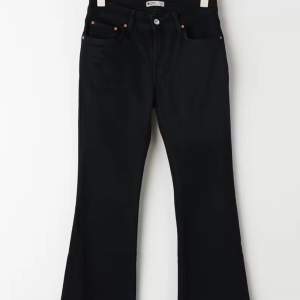 Svarta Lågmidjade bootcut jeans från gina i stolek 34💕 är använda men är i bra skick. Säljer eftersom dom blivigt för små!💕 priset kan diskuteras