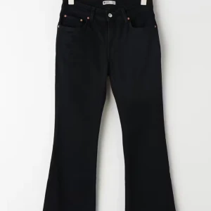 Lågmidjade jeans  - Svarta Lågmidjade bootcut jeans från gina i stolek 34💕 är använda men är i bra skick. Säljer eftersom dom blivigt för små!💕 priset kan diskuteras