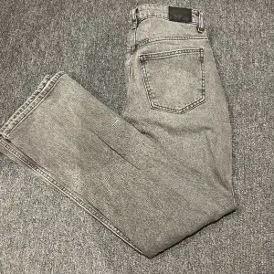 Gråa jeans som är mid waist från Gina tricot i storlek 36. Inga tecken på användning använda ett fåtal gånger. Nypris 499kr 💖