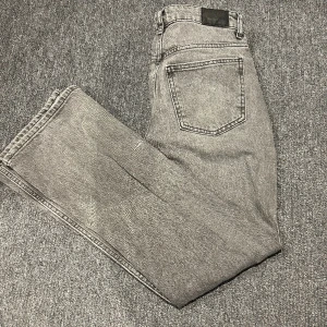 Gina tricot full length flare jeans  - Gråa jeans som är mid waist från Gina tricot i storlek 36. Inga tecken på användning använda ett fåtal gånger. Nypris 499kr 💖